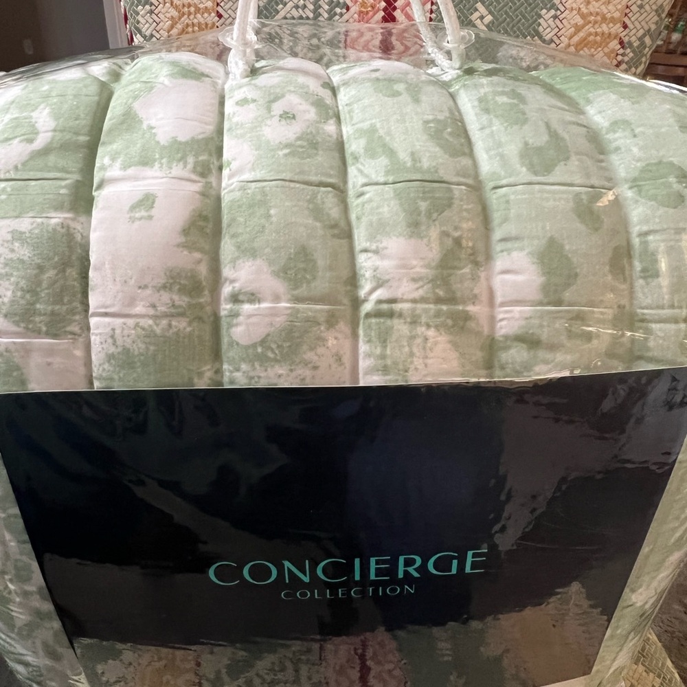 King Size Comforter, 2 king size pillow shams, green and white, new in bag - Picture 5 of 6